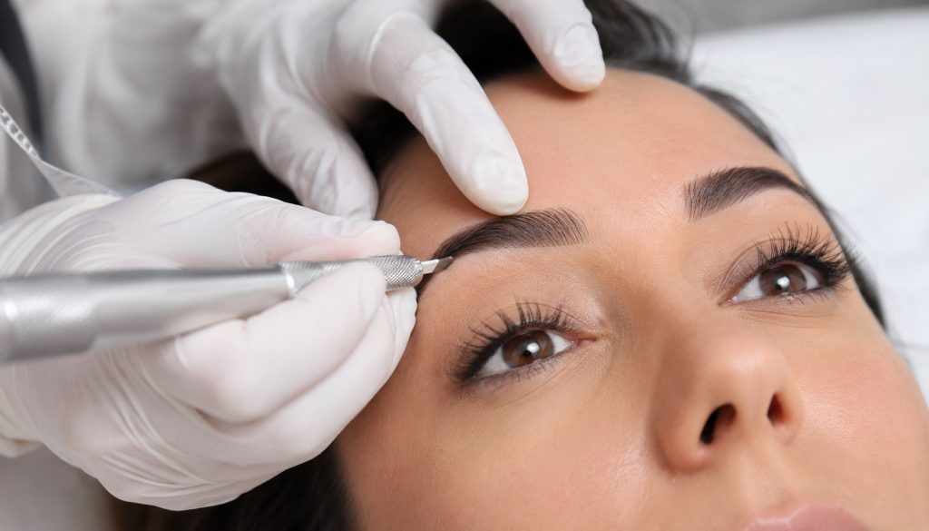 Quelle est la différence entre le microblading et le tatouage des sourcils ?